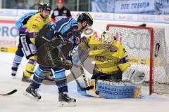 DEL - PlayOff - ERC Ingolstadt - Krefeld Pinguine - John Laliberte (15) knapp am Tor