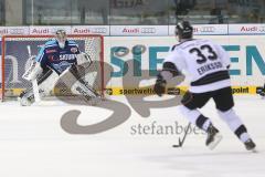 DEL - ERC Ingolstadt - Icetigers Nürberg - Torwart Timo Pielmeier (51) beim Penaltyschießen