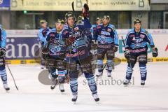 DEL - ERC Ingolstadt - Krefeld Pinguine - PlayOff Viertelfinale - 2. Spiel - Sieg Ziga Jeglic (13) bedankt sich bei den Fans