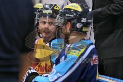 DEL - PlayOff - ERC Ingolstadt - Krefeld Pinguine - Ziga Jeglic (13) mit Robert Sabolic (25) auf der Bank