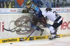 DEL - ERC Ingolstadt - Icetigers Nürberg - Alexander Oblinger (20) wird geschubst
