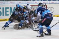 DEL - Playoff Halbfinale - ERC Ingolstadt - Hamburg Freezers - John Laliberte (15) links knapp am Tor