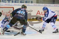 DEL - ERC Ingolstadt - Adler Mannheim - Derek Hahn (43)  scheitert an Torwart Felix Brückmann