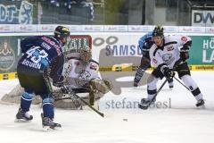 DEL - ERC Ingolstadt - Icetigers Nürberg - links Derek Hahn (43) , Torwart Tyler Weiman