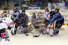 DEL - ERC Ingolstadt - Eisbären Berlin - John Laliberte und Patrick Hager im Gewühl vor dem Tor. Foto: Adalbert Michalik