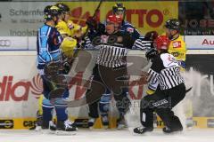 DEL - ERC Ingolstadt - Krefeld Pinguine - PlayOff Viertelfinale - 2. Spiel - Schlägerei Schiedsrichter geht dazwischen