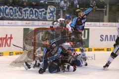 DEL - 2013 - ERC Ingolstadt - Augsburg Panther - hinten John Laliberte (15) trifft zum Ausgleich 3:3 Tor und vorne Travis Turnbull (71) springt zum Jubel hoch