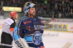 DEL - Playoff Halbfinale - ERC Ingolstadt - Hamburg Freezers - Spiel 2 ist aus Sieg Jubel zu den Fans Torwart Timo Pielmeier (51)