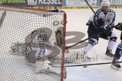 ERC Ingolstadt - Hamburg Freezers - Robert Sabolic (25) - Sebastian Caron Torhter Hamburg Freezers - Foto: Jrgen Meyer