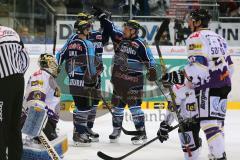 DEL - ERC Ingolstadt - Krefeld Pinguine - John Laliberte (15) Tor zum 3:0 Jubel Christoph Gawlik (11) und Patrick Köppchen (55)