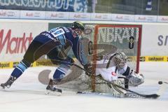 DEL - ERC Ingolstadt - Icetigers Nürberg - rechts Alexander Oblinger (20) knapp am Torwart Tyler Weiman