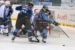 DEL - Playoff Halbfinale - ERC Ingolstadt - Hamburg Freezers - rechts Derek Hahn (43) knapp am Tor