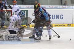 DEL - ERC Ingolstadt - Iserlohn Roosters - links John Laliberte (15) scheitert an Torwart Mathias Lange