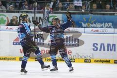 DEL - ERC Ingolstadt - Icetigers Nürberg - Tor Jubel Patrick Hager (52) links mit Robert Sabolic (25) rechts