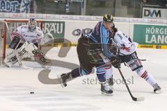 DEL - ERC Ingolstadt - Eisbären Berlin - Travis Turnbull (71) vor dem Tor von Robert Zepp