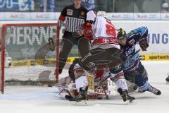 DEL - ERC Ingolstadt - Kölner Haie - PlayOff Finale 2014 - Spiel 2 - Ziga Jeglic (13) scheitert am Torwart Danny auf den Birken