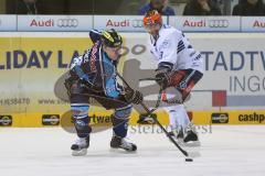 DEL - ERC Ingolstadt - Iserlohn Roosters - Jakub Ficenec (38) links im Zweikampf mit Richard Jares