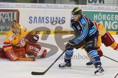 DEL - 2013/2014 - ERC Ingolstadt - Düsseldorf EG - John Laliberte (15) vor dem DEG Torwart Bobby Goepfert