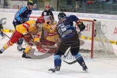 DEL - 2013/2014 - ERC Ingolstadt - Düsseldorf EG - Robert Sabolic (25) nimmt Mass und trifft zum 1:0 Tor Jubel. Torwart DEG Stefan Ridderwall hat keine Chance