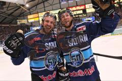 DEL - Playoff Halbfinale - ERC Ingolstadt - Hamburg Freezers - Spiel 6 - Sieg Finale Einzug Travis Turnbull (71) und Robert Sabolic (25)