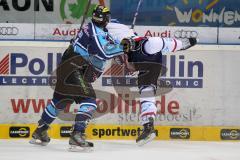 ERC Ingolstadt - Adler Mannheim - Jean-Francois Boucher checkt seinen Gegenspieler - Foto: Jürgen Meyer