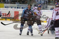 DEL - 2013 - ERC Ingolstadt - EHC Red Bull München - Ziga Jeglic (13) lässt Puck durch, Torwart Niklas Treurle hält