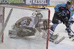 ERC Ingolstadt - Hamburg Freezers - Robert Sabolic (25) - Sebastian Caron Torhter Hamburg Freezers - Foto: Jrgen Meyer