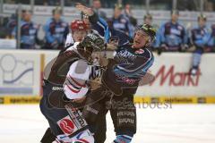 DEL - ERC Ingolstadt - Eisbären Berlin - Schlägerei zwischen Travis Turnbull (71) und Julian Talbot