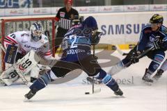 DEL - ERC Ingolstadt - Eisbären Berlin - Patrick Hager (52) am Tor von Robert Zepp