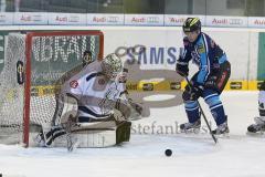 DEL - ERC Ingolstadt - Icetigers Nürberg - Jared Ross (42) scheitert an Torwart Tyler Weiman