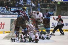 DEL - 2013 - ERC Ingolstadt - Augsburg Panther - hinten John Laliberte (15) trifft zum Ausgleich 3:3 Tor und vorne Travis Turnbull (71) springt zum Jubel hoch