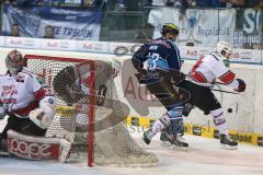 DEL - Playoff Finale - ERC Ingolstadt - Kölner Haie - Derek Hahn (43) fährt ums Tor von Torwart Danny aus den Birken