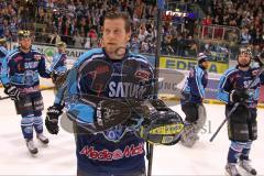 DEL - Playoff Halbfinale - ERC Ingolstadt - Hamburg Freezers - Spiel 6 - Sieg Finale Einzug, das Team feiert mit den Fans, Patrick Köppchen (55)