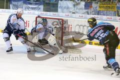 DEL - Playoff Halbfinale - ERC Ingolstadt - Hamburg Freezers - Spiel 6 - rechts John Laliberte (15) zielt aufs Tor