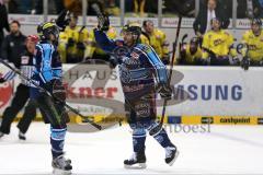 DEL - PlayOff - ERC Ingolstadt - Krefeld Pinguine - Tor zum 3:0 durch rechts Thomas Greilinger (39) links Michel Périard (6) gratuliert