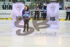 DEL - ERC Ingolstadt - Kölner Haie - PlayOff Finale 2014 - Spiel 2 - Nationalhymne vor dem Spiel singt Lauren Francis