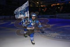 DEL - Playoff Halbfinale - ERC Ingolstadt - Hamburg Freezers - Vor dem Spiel Fans Choreographie, Einlauf Kinder mit Fahnen