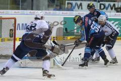 DEL - ERC Ingolstadt - Hamburg Freezers - Patrick Hager (52) Kampf um den Puck am Tor