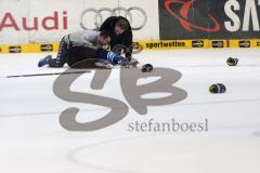 DEL - Playoff Halbfinale - ERC Ingolstadt - Hamburg Freezers - Schlägerei Ärzte beim ERC Spieler Benedikt Schopper (10)