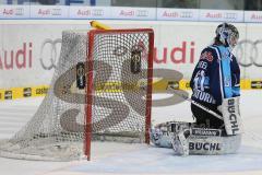 DEL - ERC Ingolstadt - Grizzly Adams Wolfsburg - Torwart Timo Pielmeier (51), Puck ist im Tor zum 0:4 für Wolfsburg