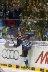 DEL - ERC Ingolstadt - Hamburg Freezers - Alexander Oblinger (20) mit dem 1:0 Tor Jubel bei den Fans