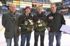 DEL - ERC Ingolstadt - Grizzly Adams Wolfsburg - Ehrung Jiri Ehrenberger, Sarah Seiler, Maritta Becker und Stadionsprecher Harald Doyle