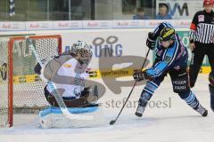 DEL - ERC Ingolstadt - Hamburg Freezers - John Laliberte (15) knapp am Tor