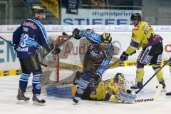 DEL - PlayOff - ERC Ingolstadt - Krefeld Pinguine - Tyler Bouck (12) erzielt das 5:0 gegen Torwart Jerry Kuhn, Tor Jubel