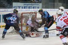 DEL - ERC Ingolstadt - Kölner Haie - links Derek Hahn (43) und rechts Travis Turnbull (71) an Torwart Danny aus den Birken