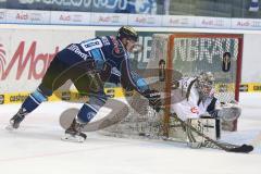 DEL - ERC Ingolstadt - Icetigers Nürberg - rechts Alexander Oblinger (20) knapp am Torwart Tyler Weiman