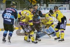 DEL - PlayOff - ERC Ingolstadt - Krefeld Pinguine - Gerängel vor dem Torwart Jerry Kuhn mit mitte Christoph Gawlik (11)