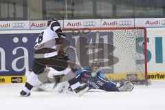 DEL - ERC Ingolstadt - Icetigers Nürberg - Torwart Timo Pielmeier (51) beim Penaltyschießen pariert