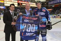 DEL - ERC Ingolstadt - Hamburg Freezers - Patrick Köppchen (55) wird zum 700. DEL Spiel geehrt von Bernhard Enzinger und Jim Boni