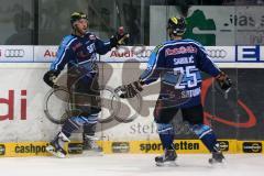 DEL - Playoff Halbfinale - ERC Ingolstadt - Hamburg Freezers - links Travis Turnbull (71) erzielt das 1:0 Tor Jubel mit Robert Sabolic (25)